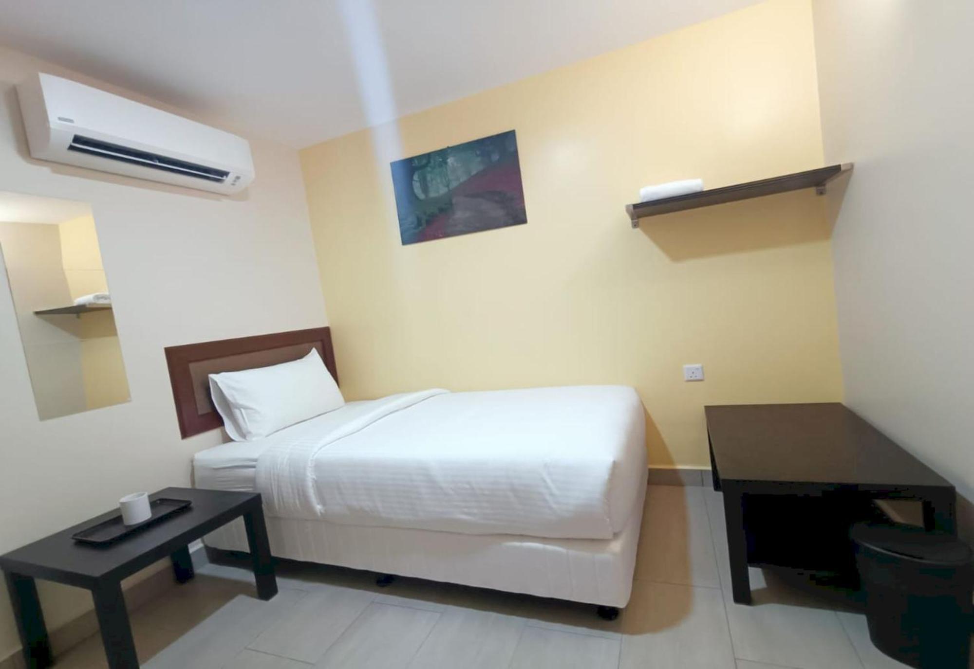 Capital O 90897 Island Hotel George Town