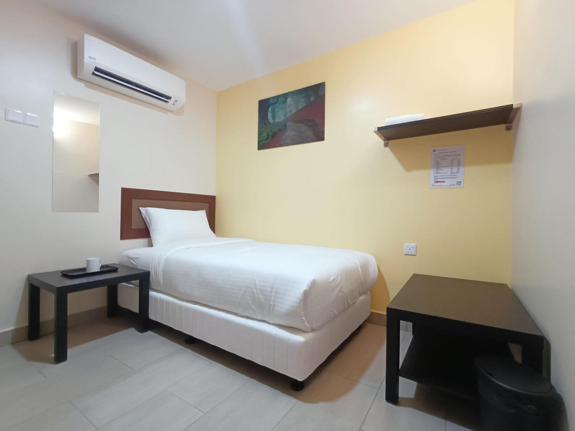 Hotel Capital O 90897 Island George Town