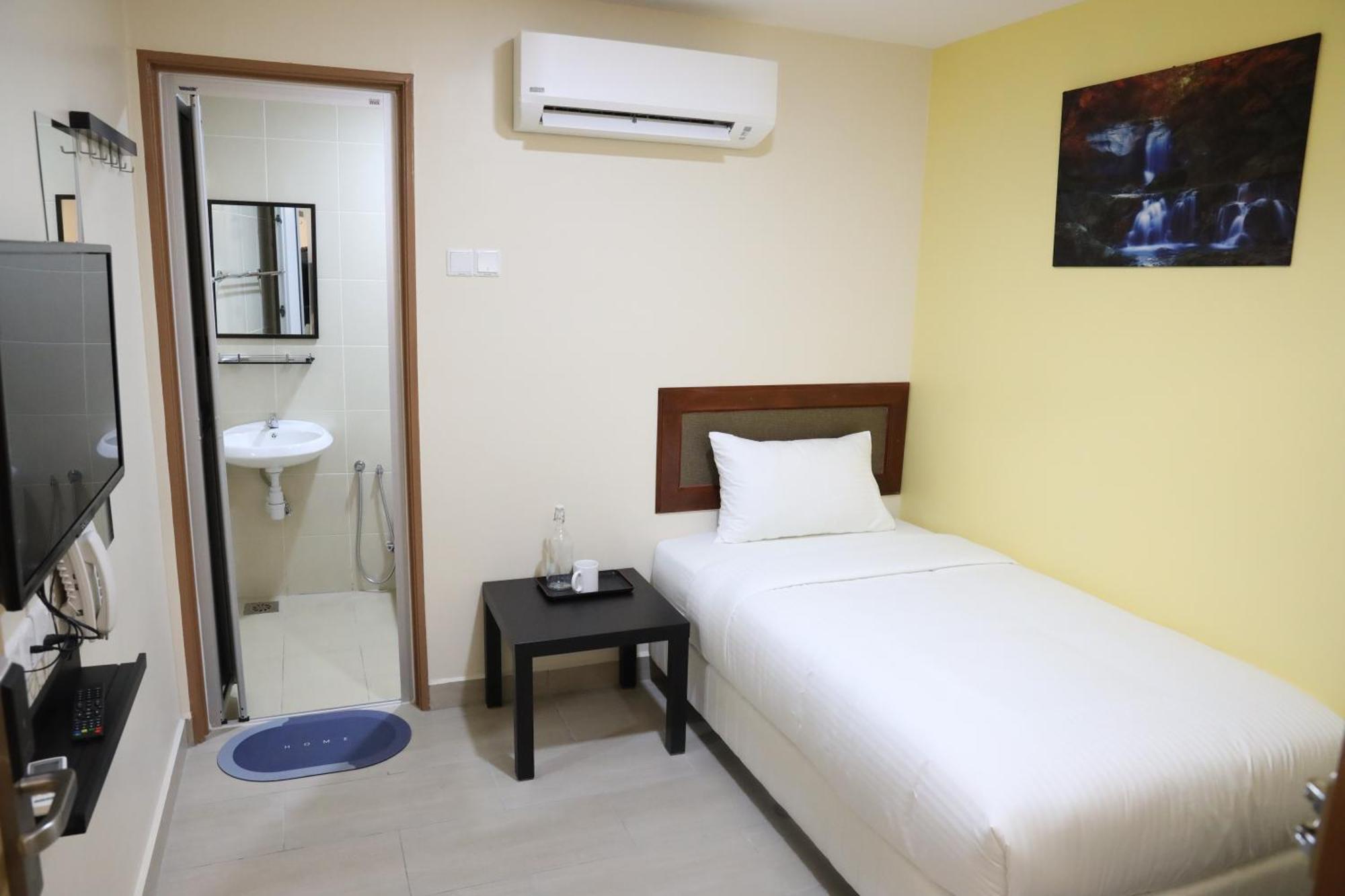 Hotel Capital O 90897 Island George Town
