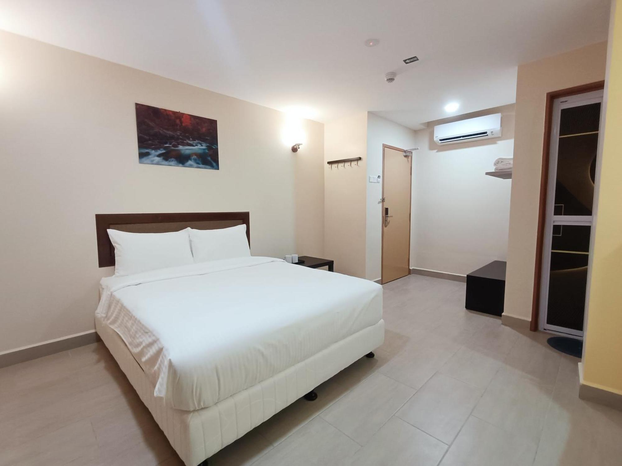 Capital O 90897 Island George Town