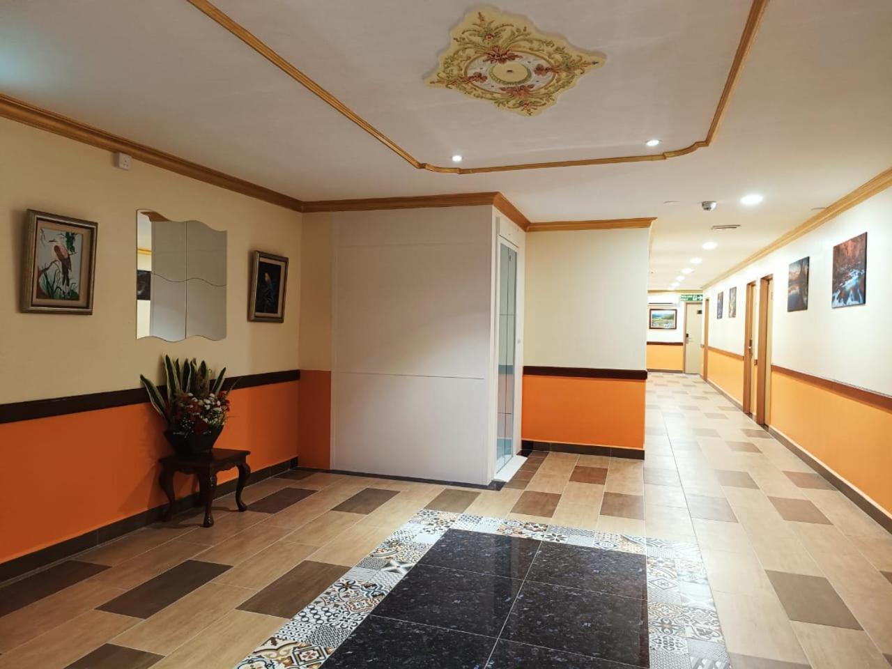 Capital O 90897 Island Hotel